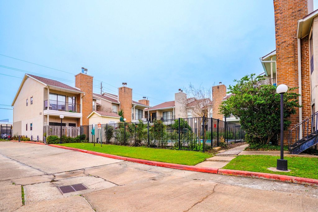 1818 Augusta Drive 27, Houston, TX 77057