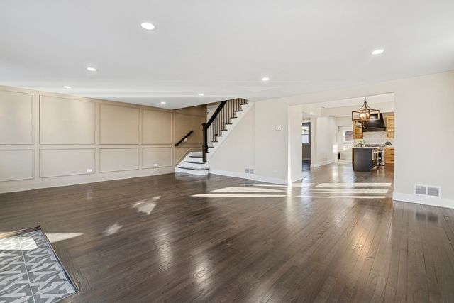 929 Prairie Avenue, Park Ridge, IL 60068