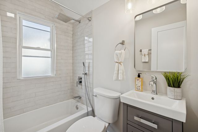 929 Prairie Avenue, Park Ridge, IL 60068