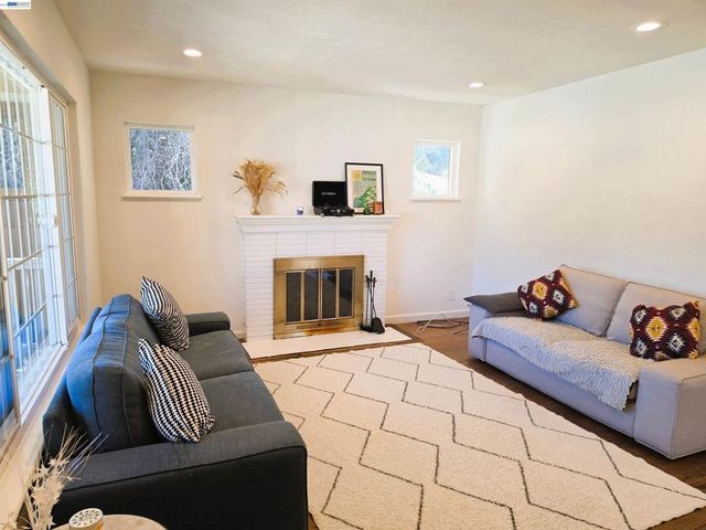 22341 N 6Th St, Castro Valley, CA 94546