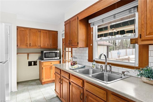 2780 Woodvale Drive, Winston-salem, NC 27127