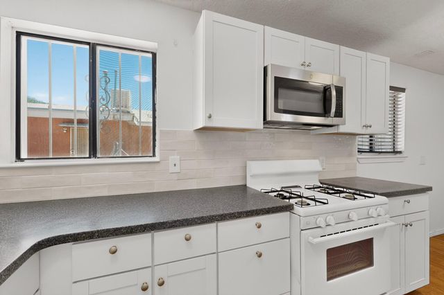 915 Pacific Avenue SW, Albuquerque, NM 87102