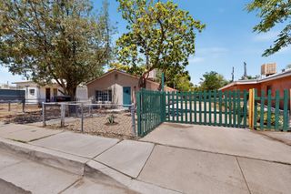 915 Pacific Avenue SW, Albuquerque, NM 87102
