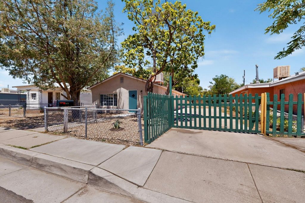 915 Pacific Avenue SW, Albuquerque, NM 87102