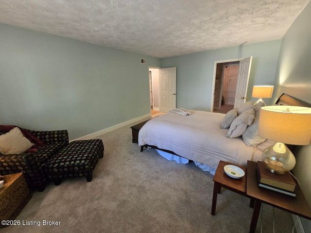 5800 Coach Gate Wynde APT 295, Louisville, KY 40207