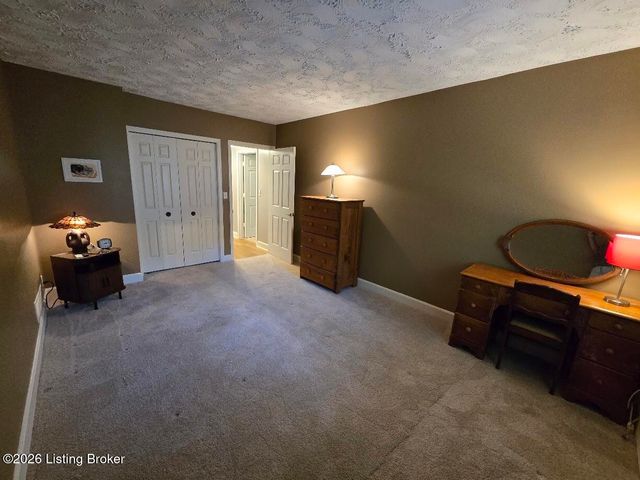 5800 Coach Gate Wynde APT 295, Louisville, KY 40207