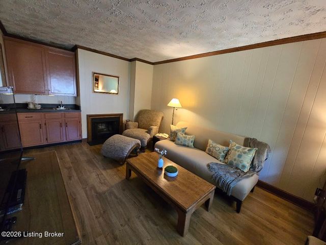 5800 Coach Gate Wynde APT 295, Louisville, KY 40207