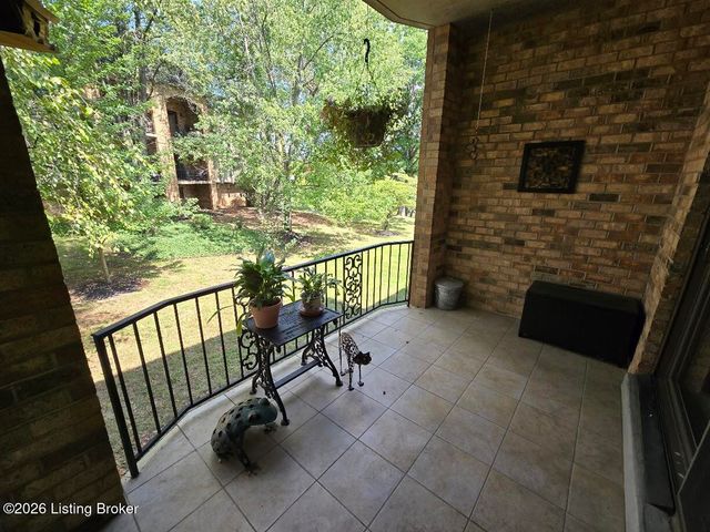 5800 Coach Gate Wynde APT 295, Louisville, KY 40207