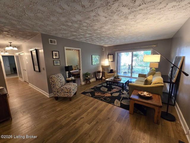 5800 Coach Gate Wynde APT 295, Louisville, KY 40207