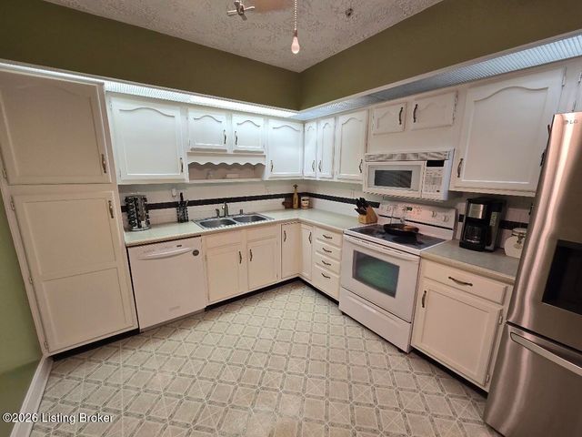 5800 Coach Gate Wynde APT 295, Louisville, KY 40207