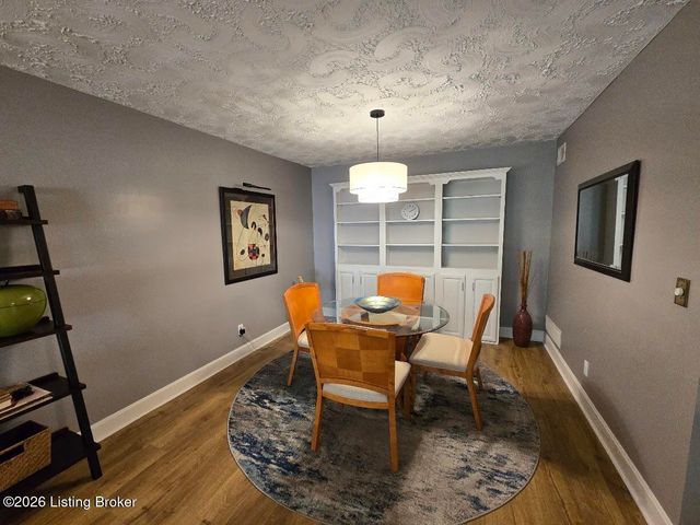 5800 Coach Gate Wynde APT 295, Louisville, KY 40207