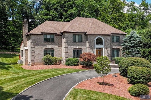14 Surrey Lane, Mahwah, NJ 07430