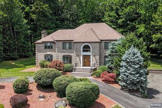 14 Surrey Lane, Mahwah, NJ 07430