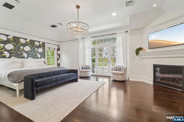 1021 Hillcrest Road, Ridgewood, NJ 07450