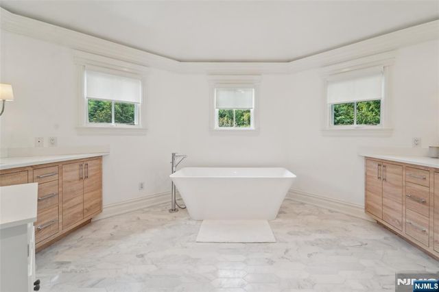 1021 Hillcrest Road, Ridgewood, NJ 07450