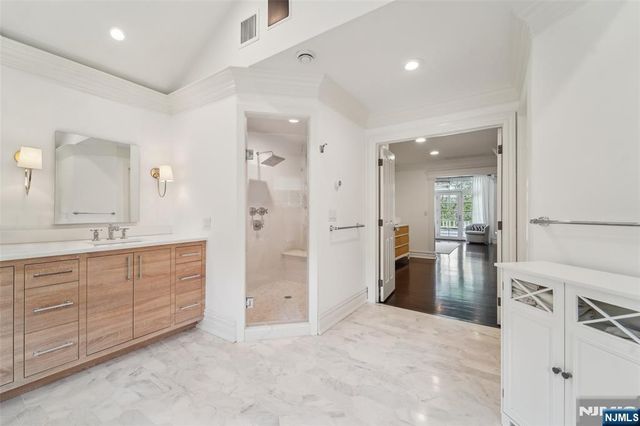 1021 Hillcrest Road, Ridgewood, NJ 07450