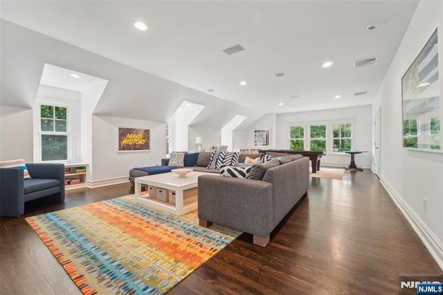 1021 Hillcrest Road, Ridgewood, NJ 07450