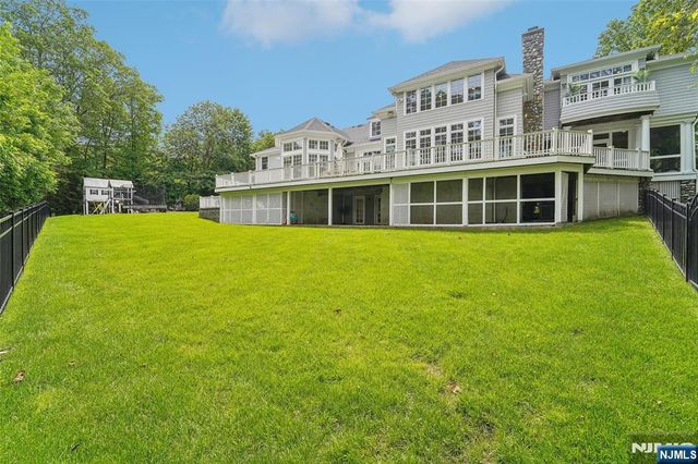 1021 Hillcrest Road, Ridgewood, NJ 07450