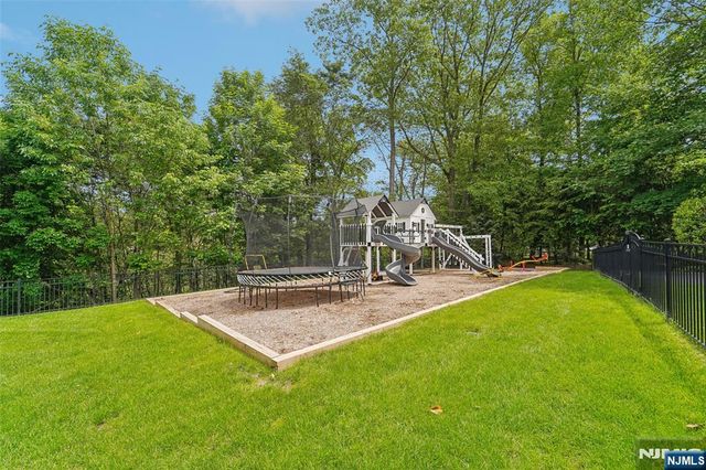 1021 Hillcrest Road, Ridgewood, NJ 07450