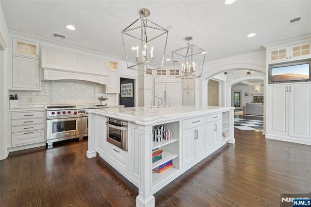 1021 Hillcrest Road, Ridgewood, NJ 07450