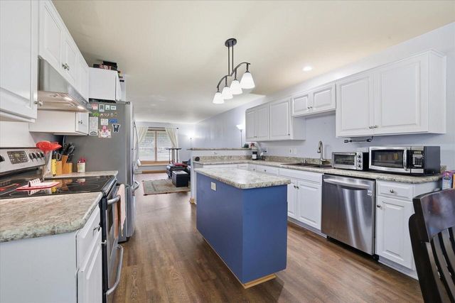 1101 Ellys WAY, Slinger, WI 53086