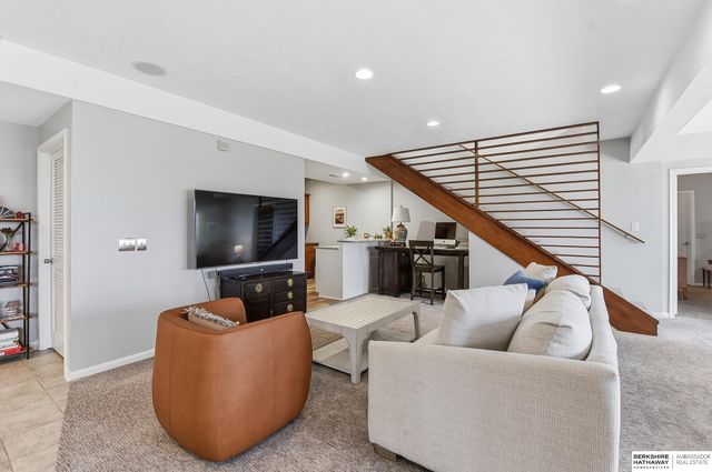 21839 Hillandale Road, Omaha, NE 68022