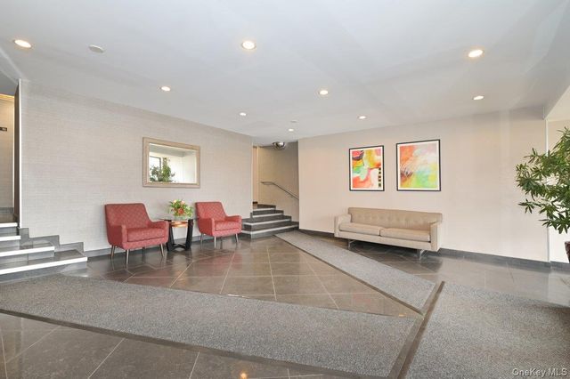 1 Birchwood Court 2O, Mineola, NY 11501
