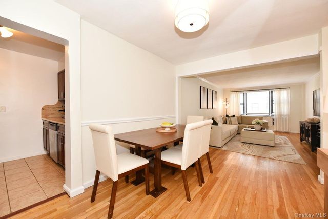 1 Birchwood Court 2O, Mineola, NY 11501