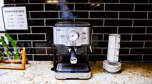 611 W Burbank St, Fredericksburg, TX 78624