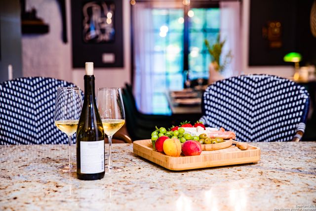 611 W Burbank St, Fredericksburg, TX 78624