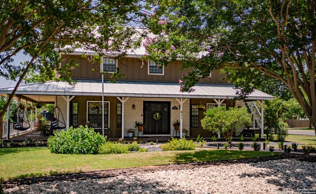 611 W Burbank St, Fredericksburg, TX 78624