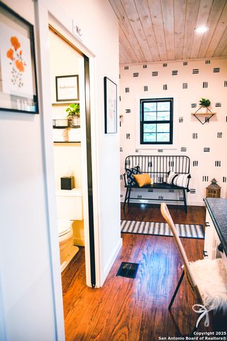 611 W Burbank St, Fredericksburg, TX 78624