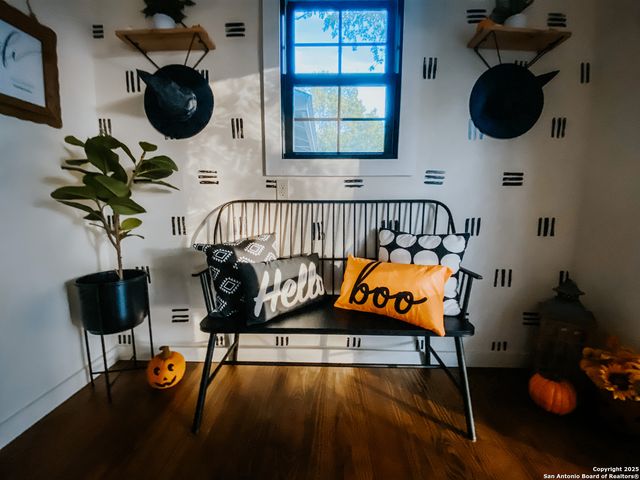 611 W Burbank St, Fredericksburg, TX 78624