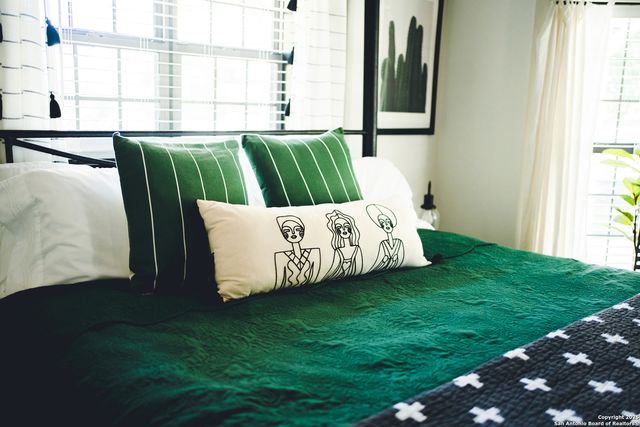 611 W Burbank St, Fredericksburg, TX 78624