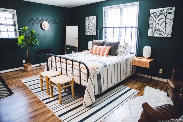 611 W Burbank St, Fredericksburg, TX 78624