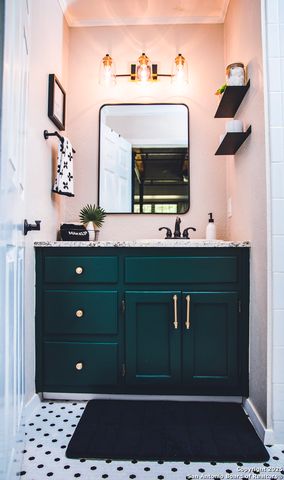 611 W Burbank St, Fredericksburg, TX 78624