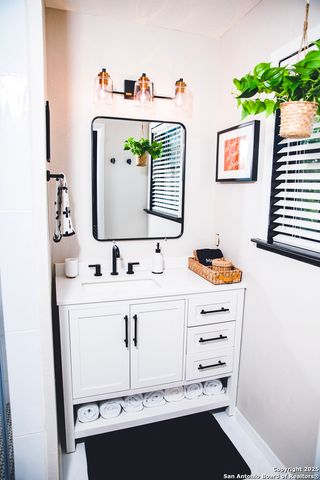 611 W Burbank St, Fredericksburg, TX 78624