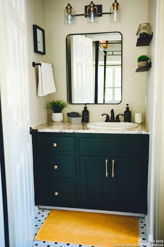 611 W Burbank St, Fredericksburg, TX 78624