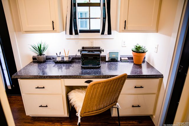 611 W Burbank St, Fredericksburg, TX 78624