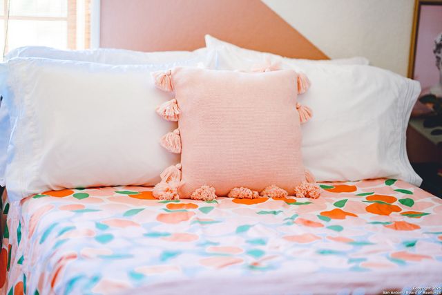 611 W Burbank St, Fredericksburg, TX 78624