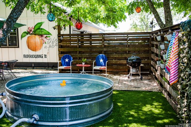 611 W Burbank St, Fredericksburg, TX 78624