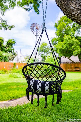 611 W Burbank St, Fredericksburg, TX 78624