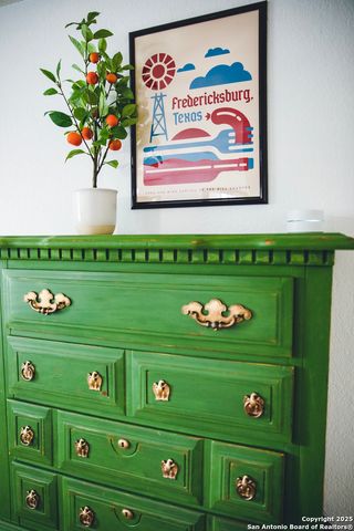 611 W Burbank St, Fredericksburg, TX 78624