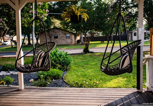 611 W Burbank St, Fredericksburg, TX 78624