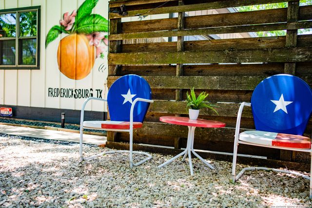 611 W Burbank St, Fredericksburg, TX 78624