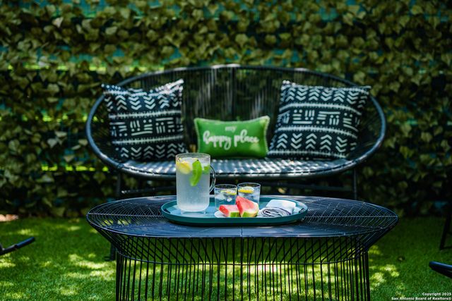 611 W Burbank St, Fredericksburg, TX 78624