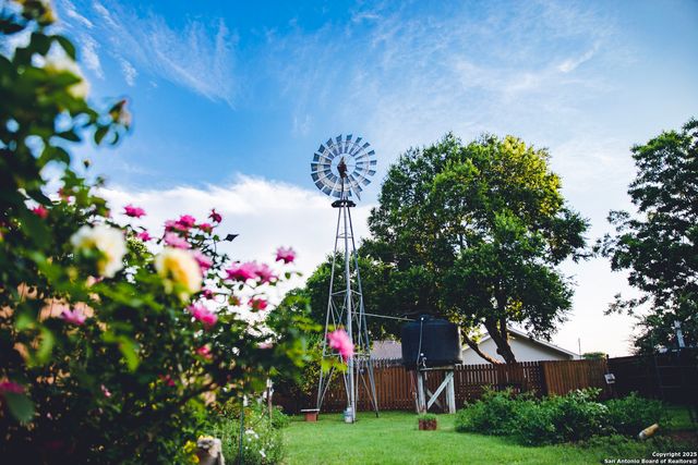 611 W Burbank St, Fredericksburg, TX 78624