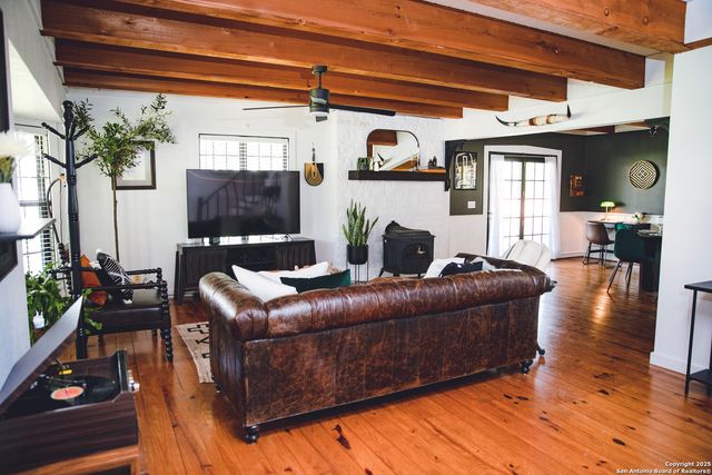 611 W Burbank St, Fredericksburg, TX 78624