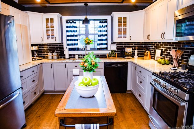 611 W Burbank St, Fredericksburg, TX 78624