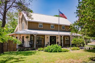 611 W Burbank St, Fredericksburg, TX 78624